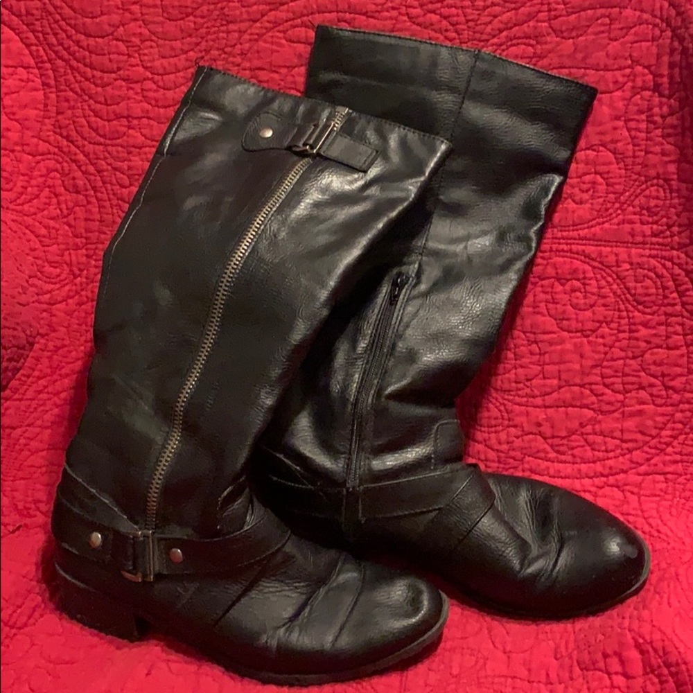 Talk, black boots